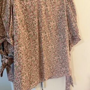 Beautiful Hyacinth House Blouse Top (Tuckernuck) Size Medium